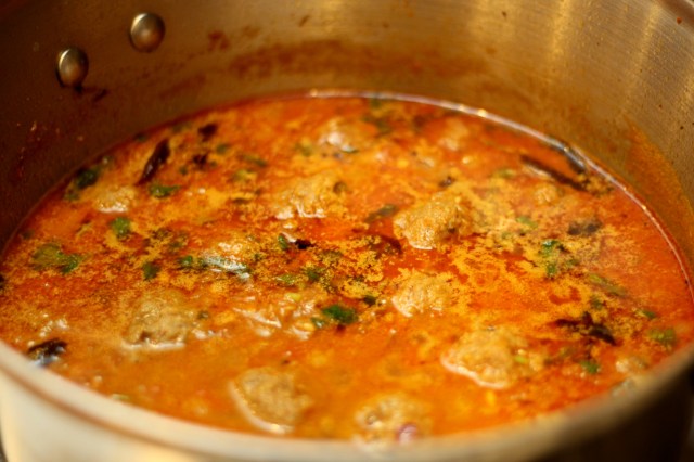 kola-urundai-kuzhambu-south-indian-meatball-curry