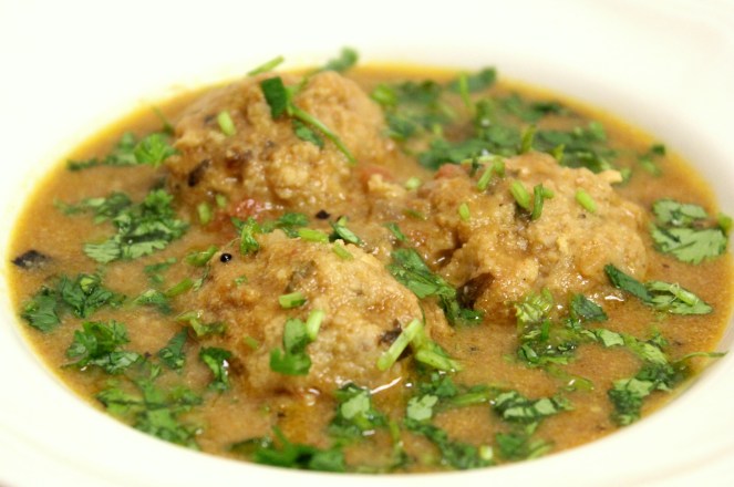 Kola Urundai Kuzhambu (South Indian meatball curry)