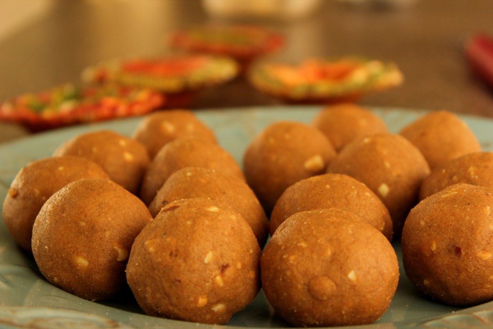 Atta Laddu | Wheat Flour laddoos for Diwali