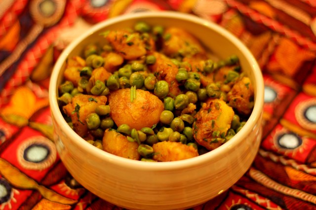 sukha-aloo-matar-peas-and-potato-dry-curry